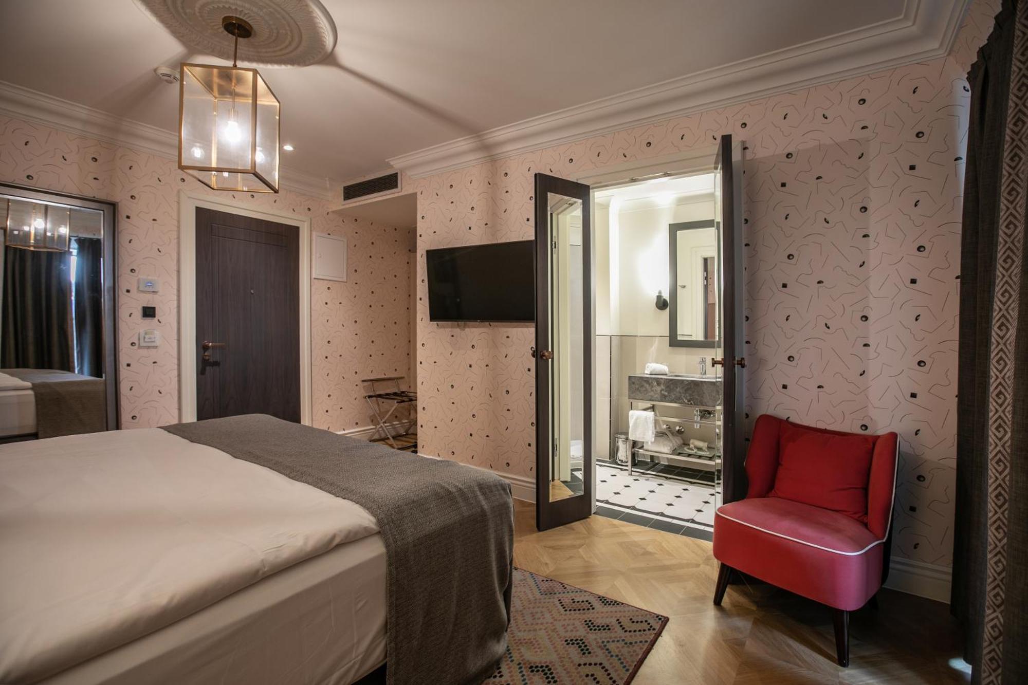 Capital Hotel 4*